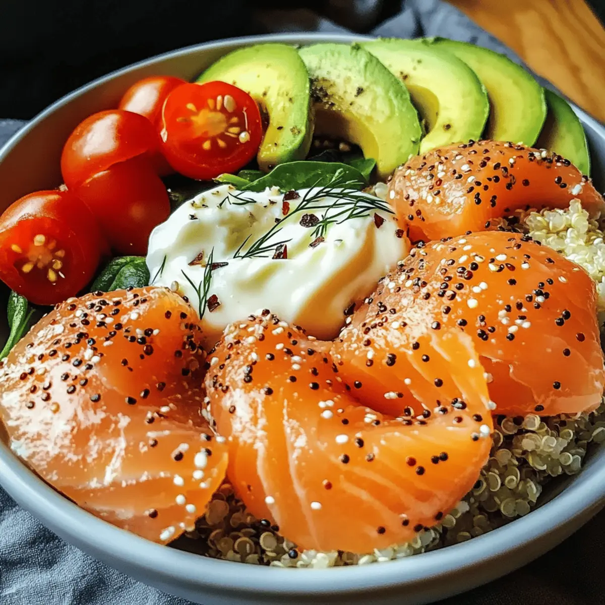 Räucherlachs Frühstücks-Schalen für einen frischen Start