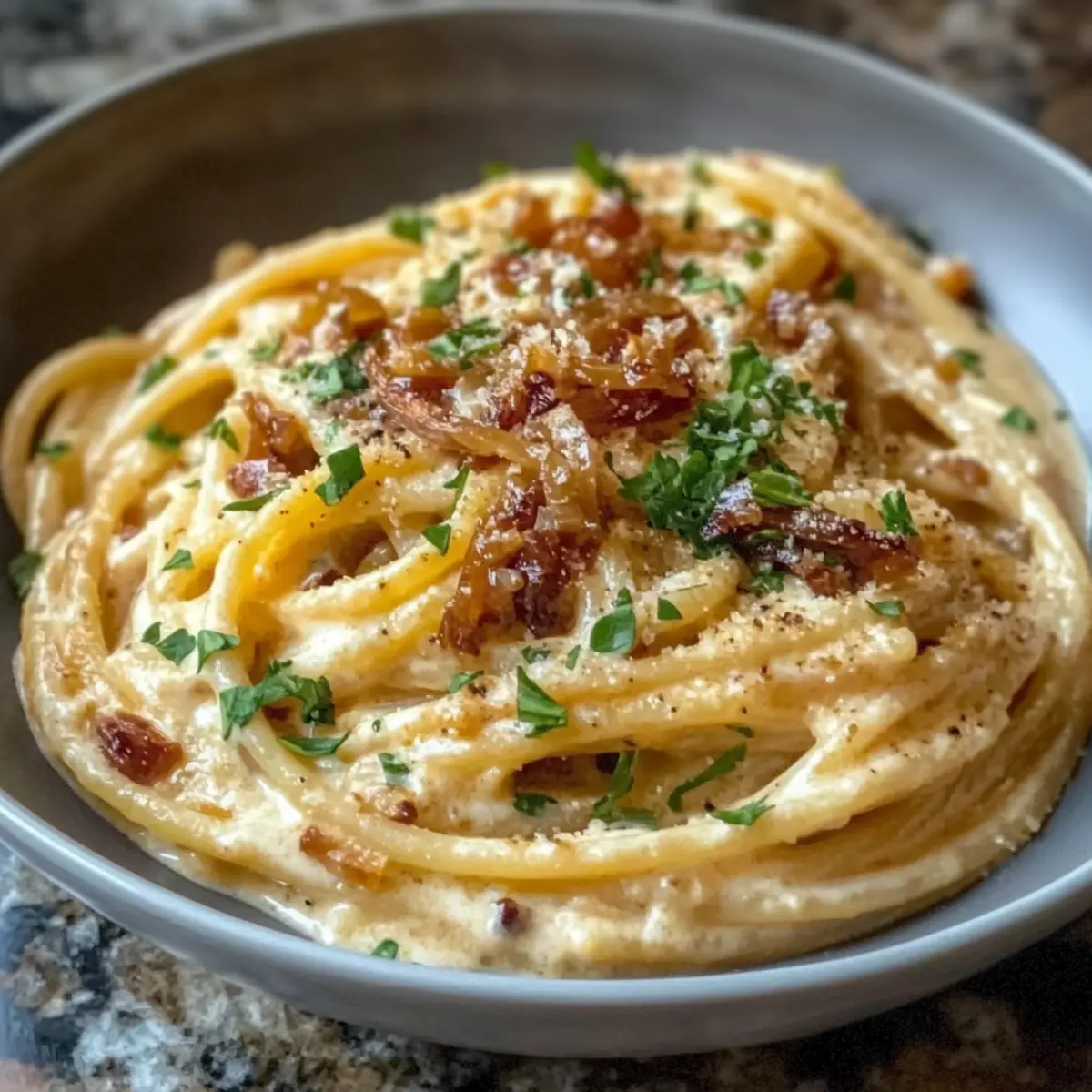 Cremige vegane karamellisierte Zwiebelpasta genießen
