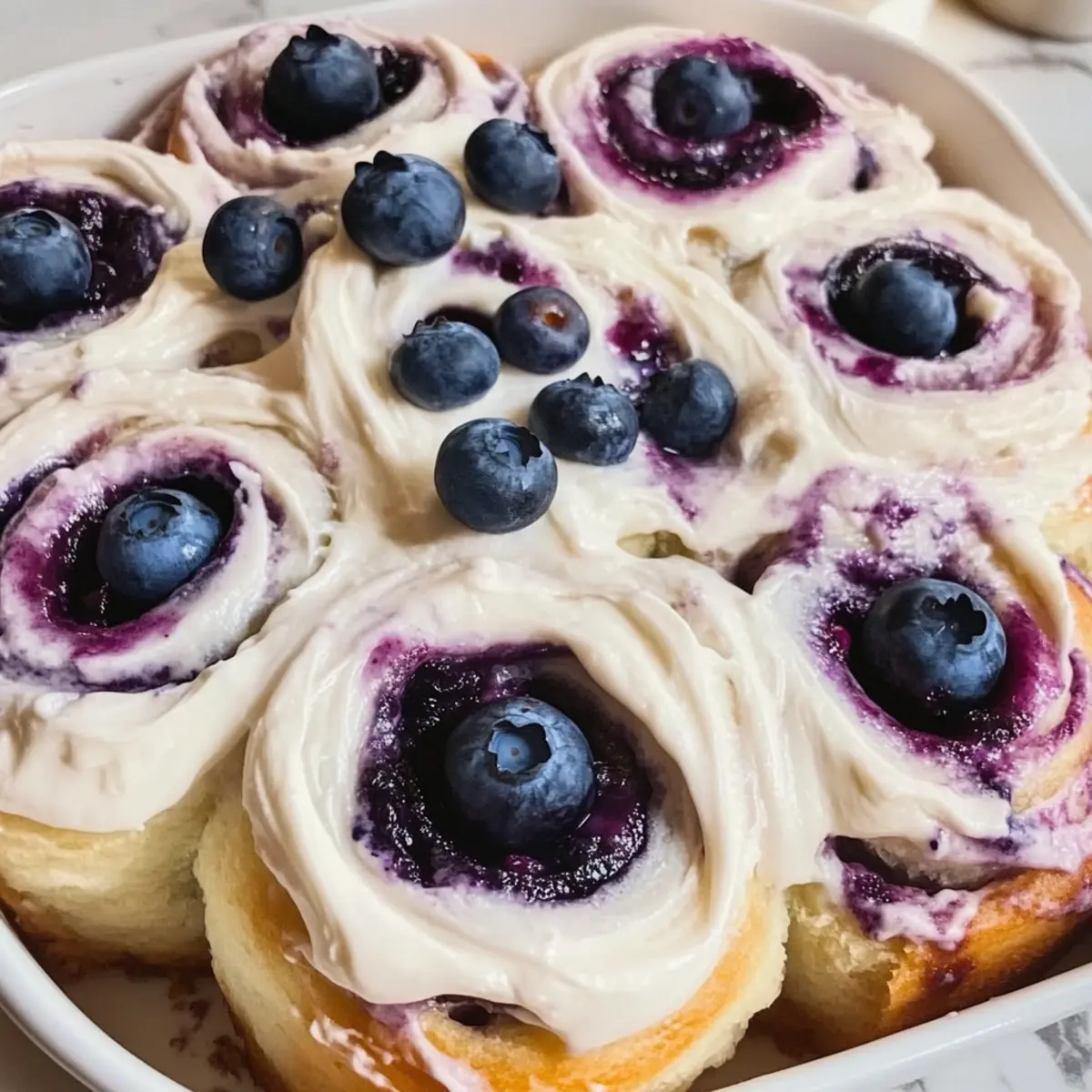 Blaubeer Zimtschnecken mit cremiger Glasur