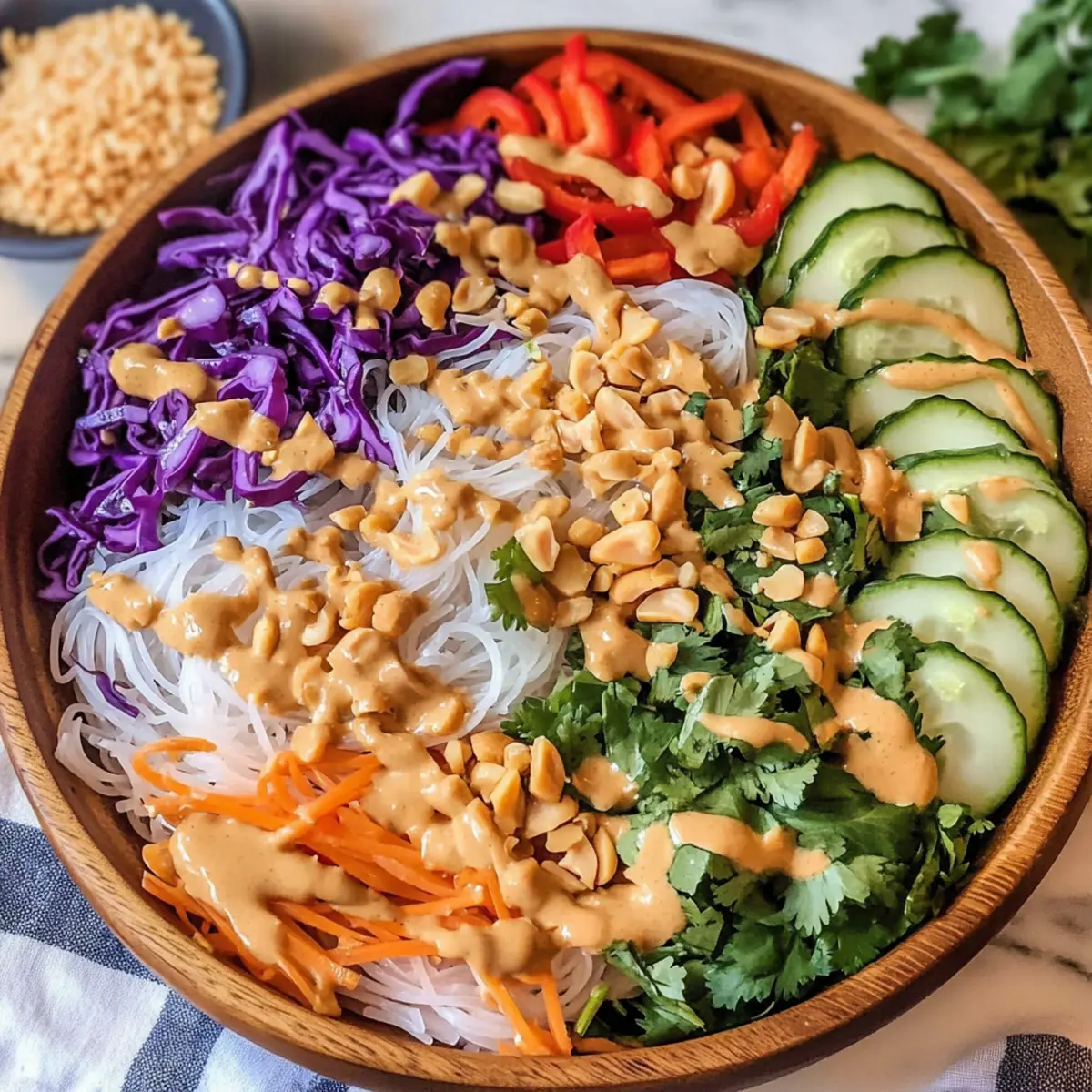 Frühlingsrollen-Salat mit Erdnusssauce – Frisch & Lecker